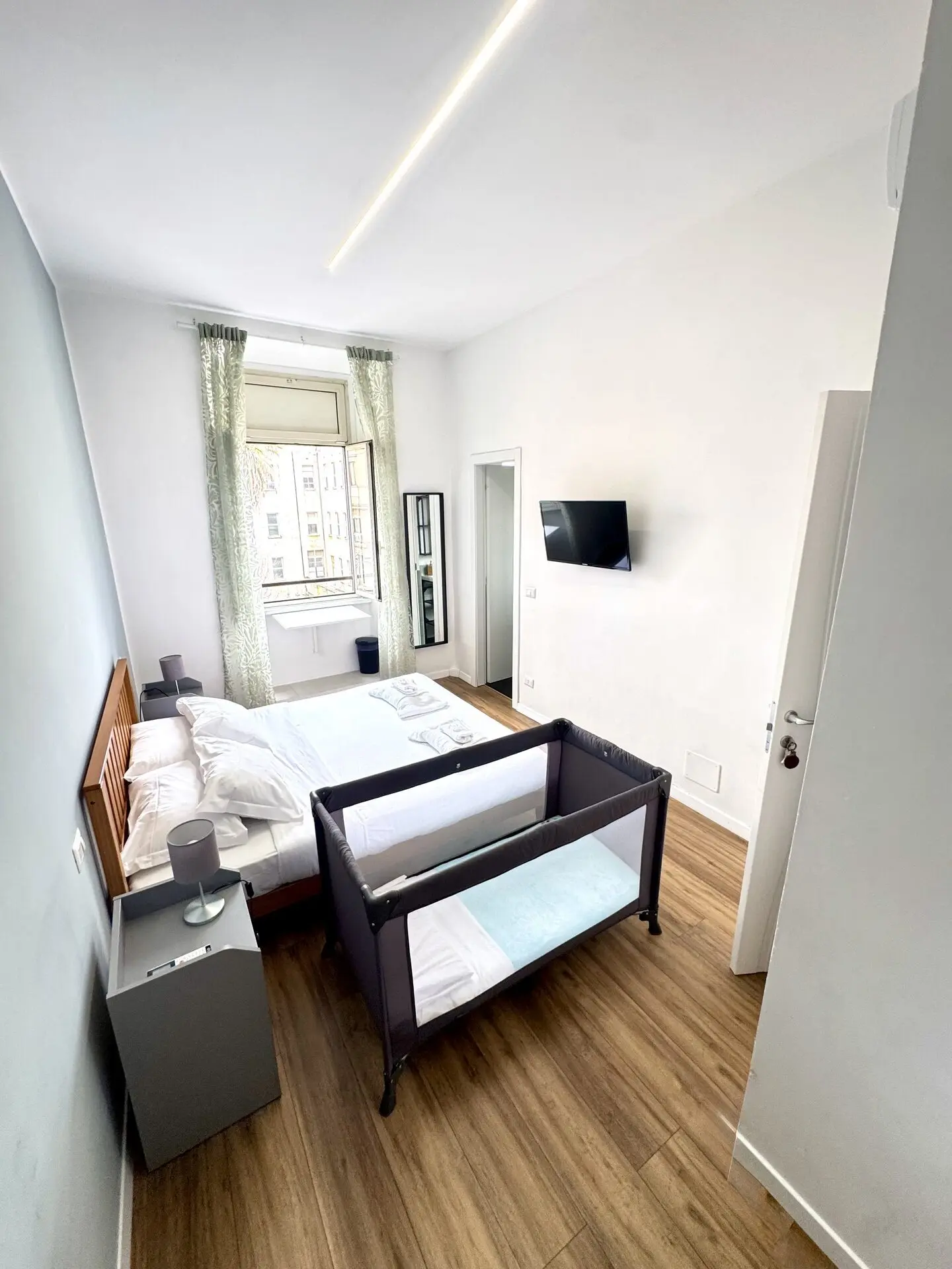 Luna Room, camera da letto con lettino